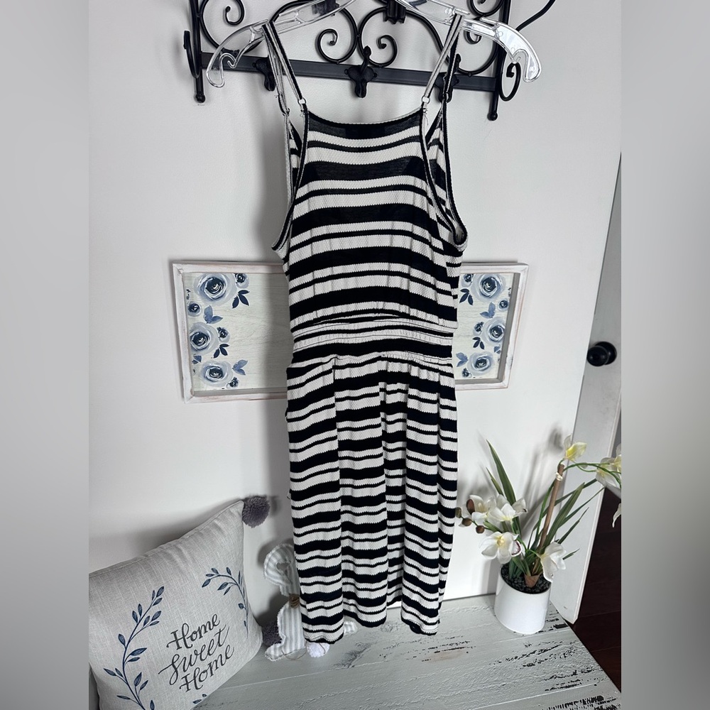 🎯 Black and White Asymmetrical Faux Wrap Dress adjustable straps and tie - Picture 7 of 7